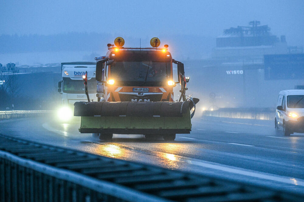 CRNI LED NA PUTEVIMA, MILIONI DOBILI PORUKU UPOZORENJA: Opasnost u saobraćaju, u mnogim školama OTKAZANA NASTAVA - Haos u Nemačkoj