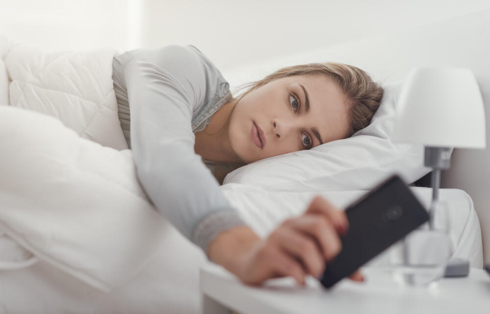 korišćenje mobilnog u krevetu, mobilni tlefon, buđenje uz telefon, buđenje