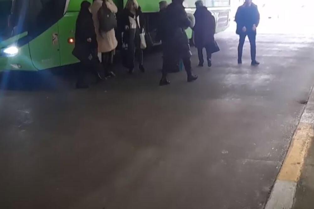 GRUPA ŽENA HARA AUTOBUSKOM STANICOM U ZAGREBU: "Bahate su i bezobrazne, video sam šta su uradile toj Britanki!" TERORIŠU SVE REDOM