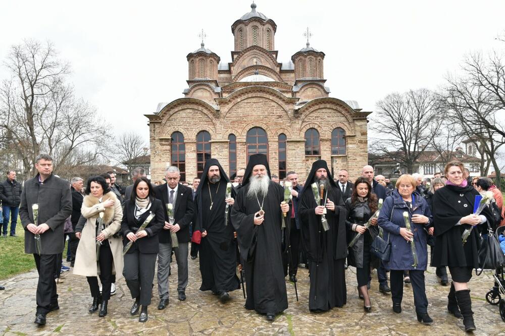 PARASTOSOM U MANASTIRU GRAČANICA OBELEŽENA 20. GODIŠNJICA OD POGROMA SRBA: Da budemo uvek svesni puta kojim treba da hodimo VIDEO