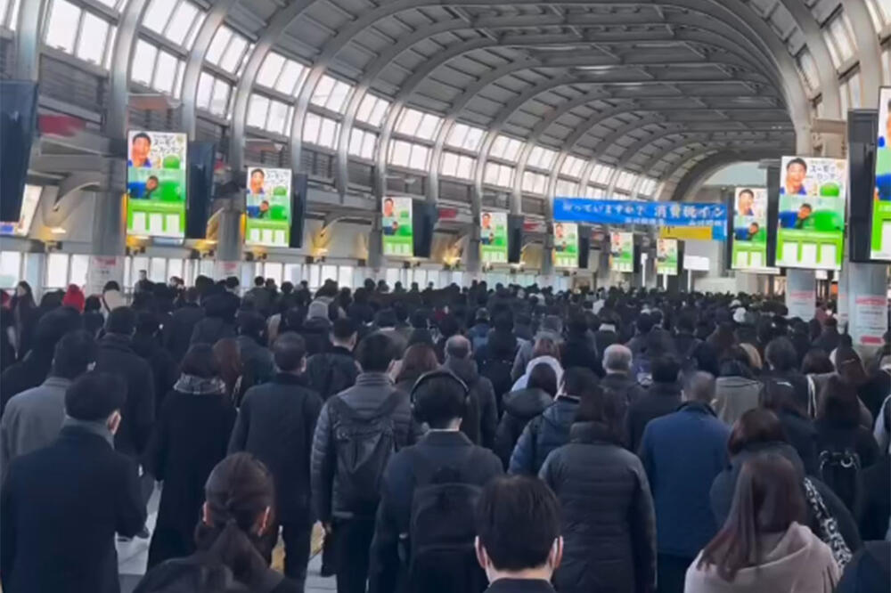 "Najjezivija stvar koju sam video" Snimak na kome Japanci ujutru idu na posao uzburkao mreže, ljudi u neverici gledaju prizor