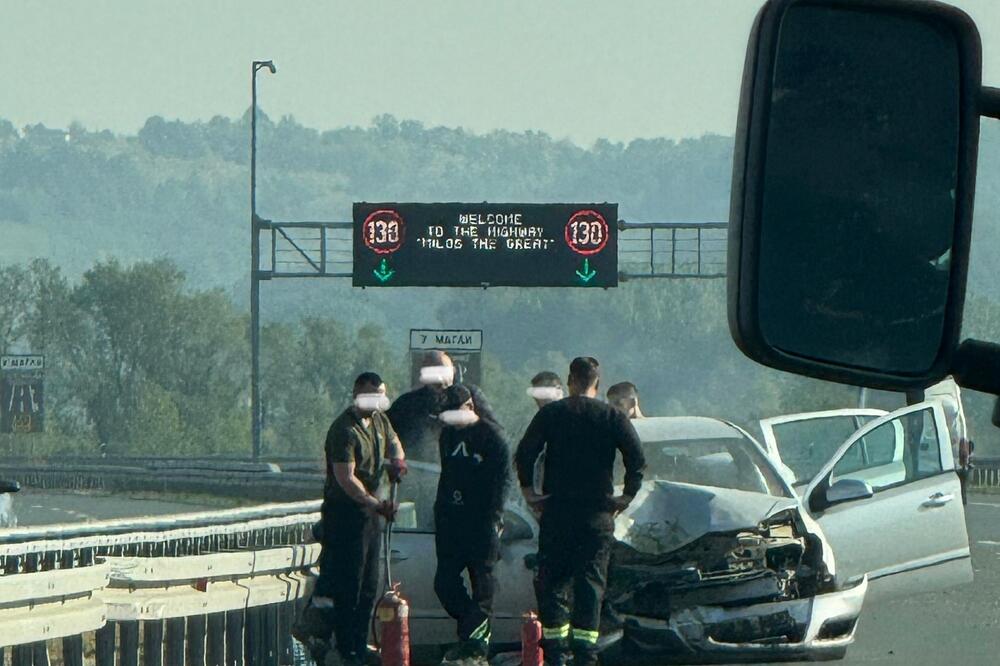 TEŽAK UDES NA MILOŠU VELIKOM U LAJKOVCU: Auto udario u kombi, vozila uništena, delovi svuda po putu (FOTO)