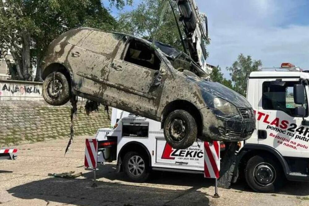 RUINIRANI AUTO IZVUČEN IZ DUNAVA, DRUŠTVENE MREŽE EKSPLODIRALE: "Veliki servis i pali na pola ključa..." (FOTO)