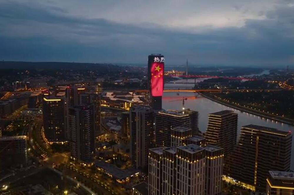 SPEKTAKULARNI PRIZORI NA KULI BEOGRAD Zastave Kine i Srbije zasijale iznad reke (VIDEO)