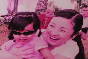 BIOLOŠKI RODITELJI JE OSTAVILI NA ČUVANJE ZBOG POSLOVNIH OBAVEZA: Kineskinja Ana je odrasla u porodici Stojković kod Leskovca FOTO