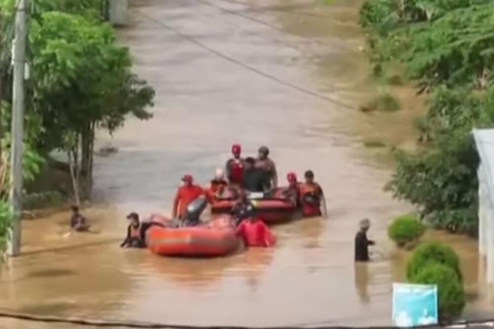 APOKALIPTIČNE SCENE, CELO OSTRVO JE POD VODOM: Bujice odnele 15 života, a potopljeni su i objekti (VIDEO)