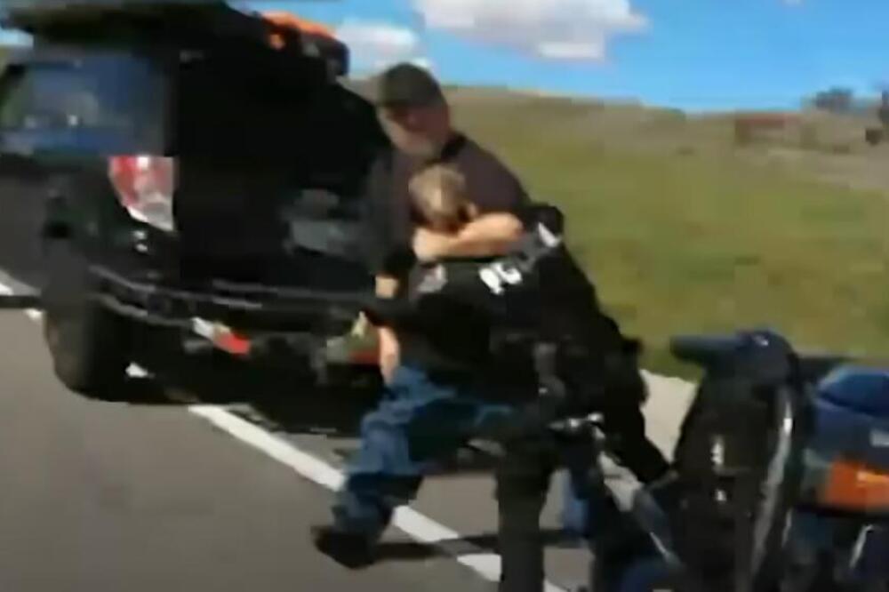 "PUSTI JE ODMAH" Naoružani muškarac tokom pretresa zgrabio policajku za vrat, a to mu je bila ŽIVOTNA GREŠKA (VIDEO)