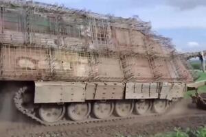 KORNJAČA OKLOP POSTAJE REDOVAN NA RUSKIM TENKOVIMA U UKRAJINI: Neprobojna skalamerija od čelika čuva posadu! (VIDEO)