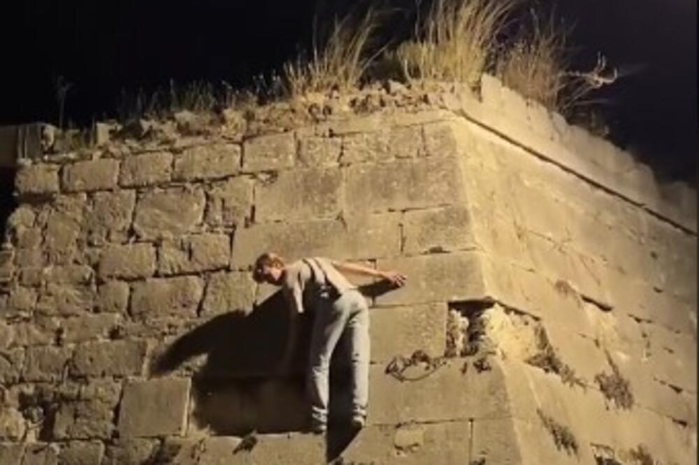 "AKO PADNE OSTAĆE INVALID DO KRAJA ŽIVOTA": Snimak momka kako se penje na visoki zid kruži internetom, ljudi ostali u ŠOKU (VIDEO)