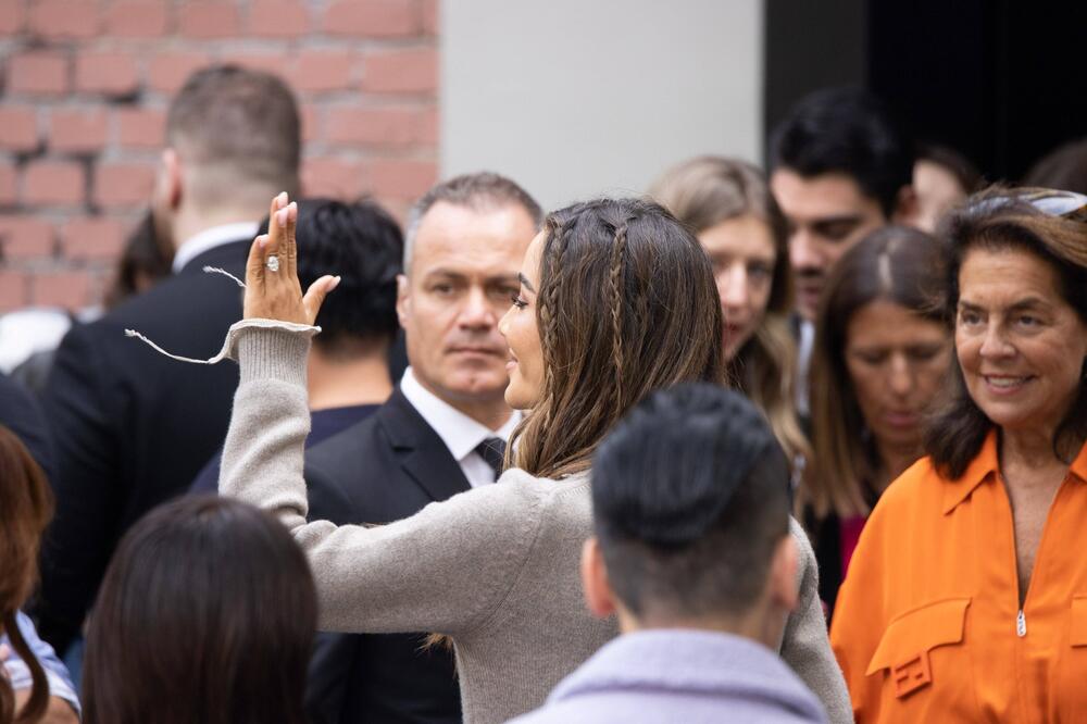 PORED SRPKINJE NIKO NIJE NI PRIMETIO SALMU HAJEK I KEJT MOS: Samopouzdanjem osvojila paparace, njen NEPOGREŠIV STIL OPET ODUŠEVIO