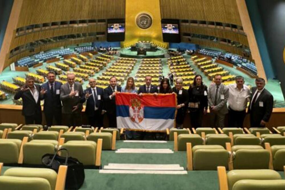 SRPSKA TROBOJKA U UN: Srbi razvili našu zastavu pred početak Generalne Skupštine (FOTO)