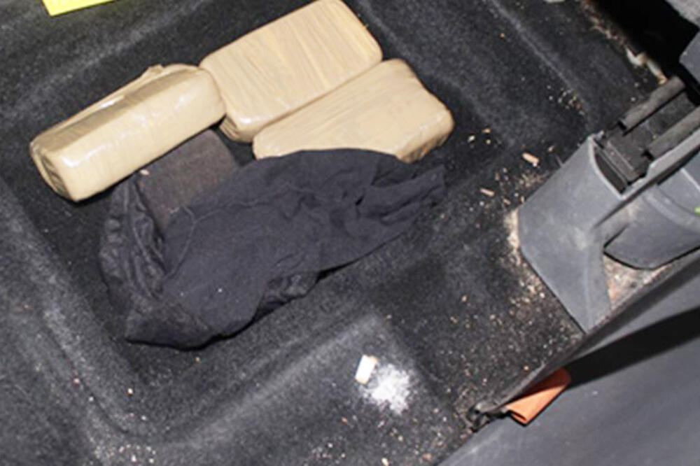 SUBOTIČANI UHAPŠENI SA 2 KG HEROINA: Policija im stavila lisice u "fordu" u kom su prevozili četiri paketa (FOTO)