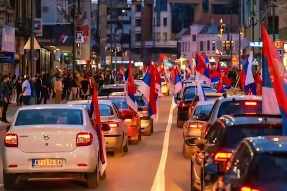 I NIŠLIJE PONOSNO STALE UZ PREDSEDNIKA VUČIĆA: Srpski narod izašao na ulice, trobojke se vijorile, bakljada duž cele ulice (VIDEO)