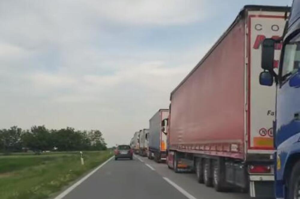 SNIMAK NEPREGLEDNE KOLONE KAMIONA KOD ŠIDA: "Roba ne sme da čeka, kamion treba da vozi" (VIDEO)