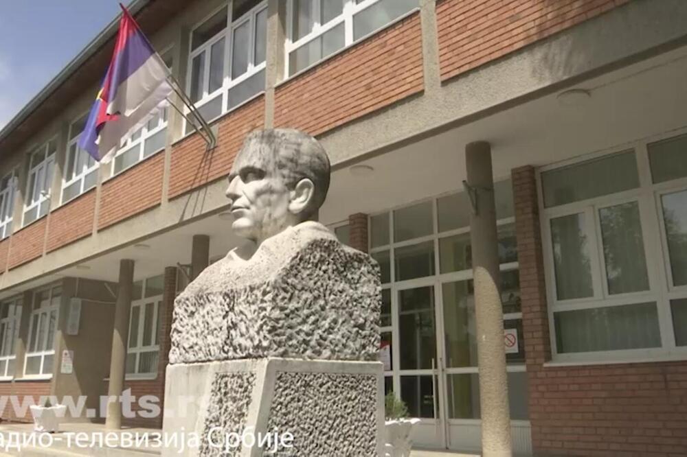 ZNATE LI KOLIKO ŠKOLA U SRBIJI NOSI TITOVO IME? Slike predsednika SFRJ vise na zidu, a šta đaci znaju o njemu