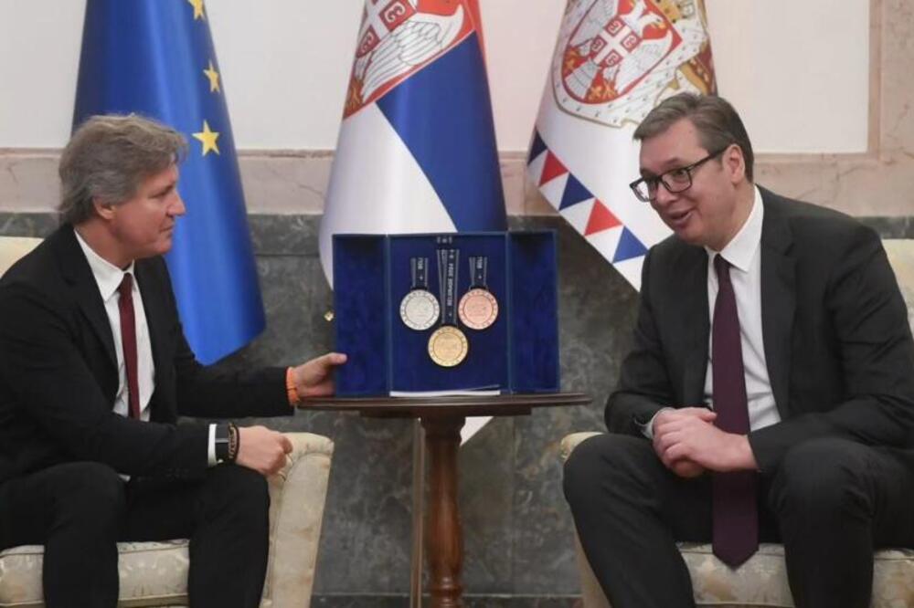 SRDAČAN SUSRET NA ANDRIĆEVOM VENCU: Predsednik Vučić sa šefom Evropske federacije vodenih sportova! Ovako će izgledati medalje