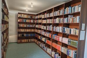 HUMANITARNA INICIJATIVA: „Knjigom do osmeha“ donirala knjige biblioteci Okružnog zatvora u Novom Sadu