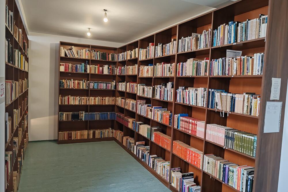HUMANITARNA INICIJATIVA: „Knjigom do osmeha“ donirala knjige biblioteci Okružnog zatvora u Novom Sadu