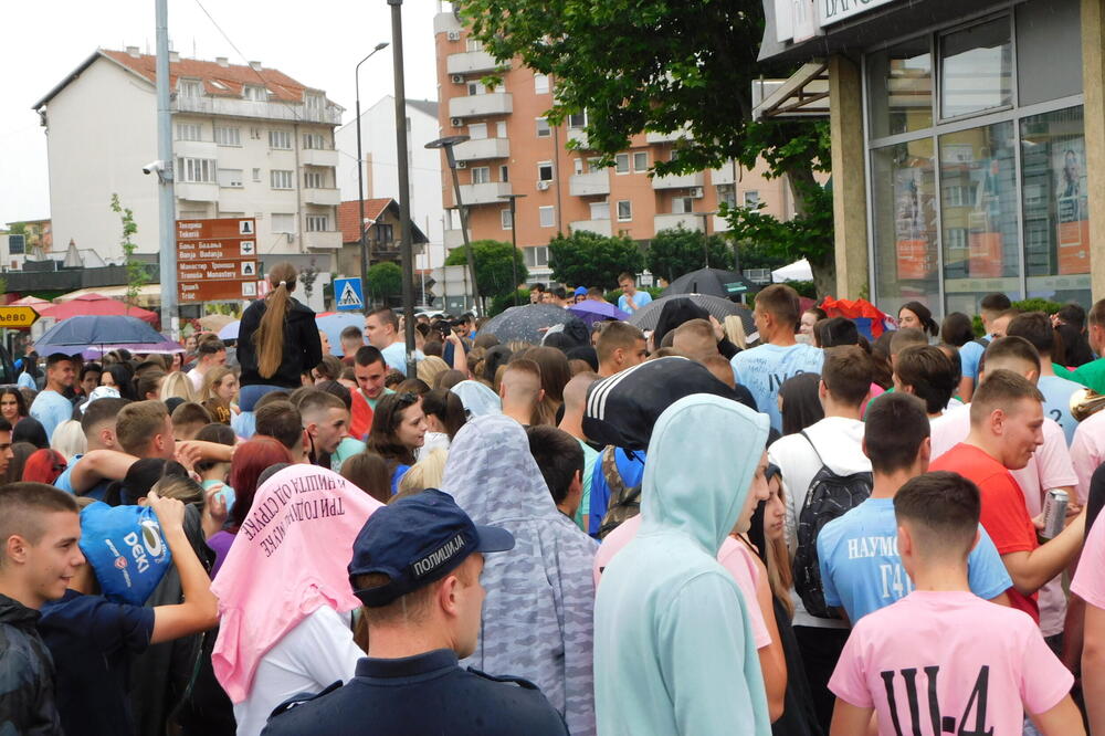 DEFILE KROZ CENTAR, PA ŽURKA U OMLADINSKOM PARKU: Maturantima u Loznici ni kiša nije smetala da proslave završetak škole (FOTO)