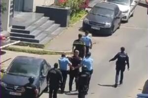 DRAMA U RUMUNIJI: Muškarac bacio Molotovljev koktel na ambasadu Izraela, pre hapšenja pokušao da se ZAPALI (VIDEO)