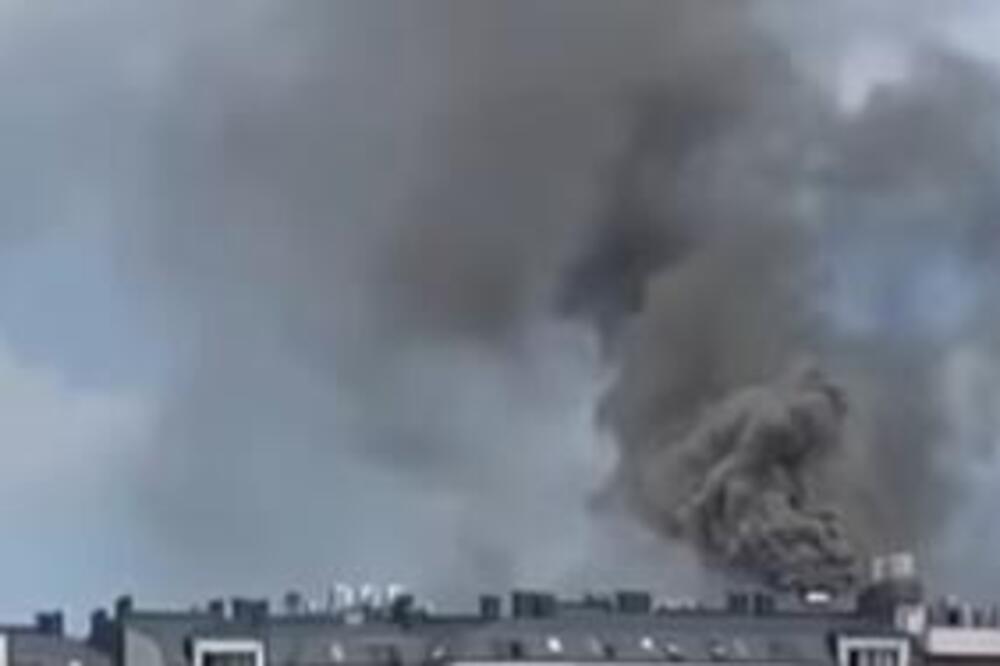 PRVI SNIMAK POŽARA NA VOŽDOVCU: Gust crni dim kulja visoko nad naseljem (VIDEO)