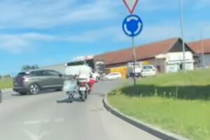 LUDOST ILI HRABROST: Opasna vožnja u Banjaluci, jednom rukom upravlja motociklom, dok u drugoj drži RUČNA KOLICA (VIDEO)