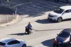 U INVALIDSKIM KOLICIMA NASRED ULICE REGULIŠE SAOBRAĆAJ! Neverovatna scena u Splitu: Evo zašto je Andrija morao da reaguje (VIDEO)