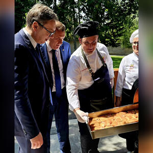 PO OVOJ VRUĆINI NAJBOLJE JE PRASE IZ FURUNE: Predsednik Vučić pokazao kako