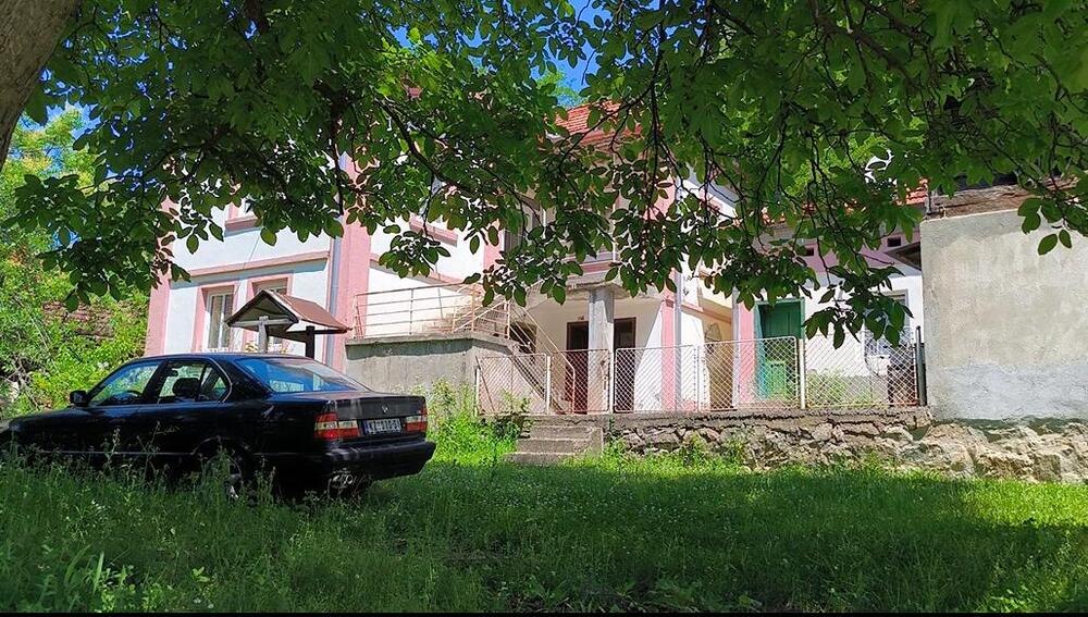 imanje porodice milojević gde ima nekoliko kuća u dvorištu