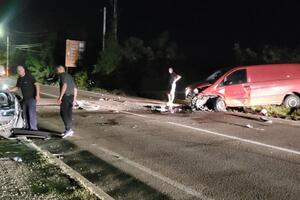 STRAVIČNA SAOBRAĆAJKA NA ŠABAČKOM PUTU: Četiri osobe povređene, vozila skroz uništena (FOTO)