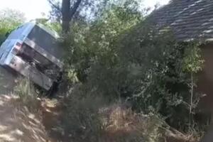 PRVI SNIMAK NESREĆE U LAZAREVCU! Autobus tarabu sravnio sa zemljom, pa završio u jarku na metar od kuće (VIDEO)
