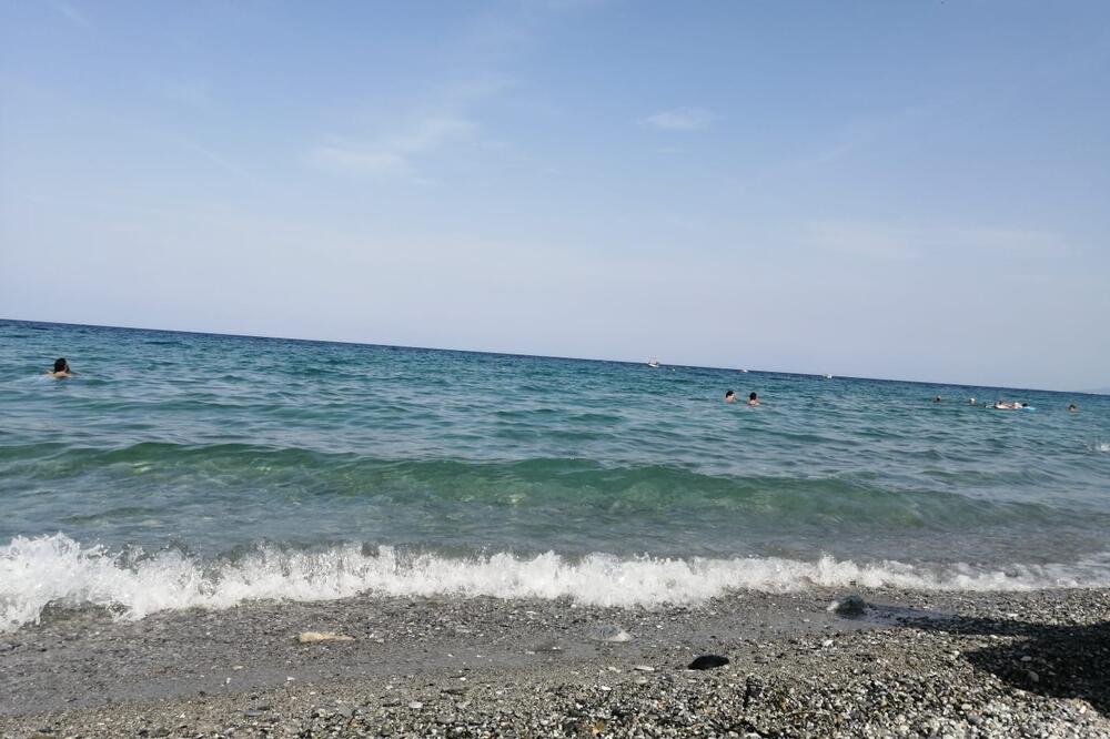 VRANJANKA LEPOSAVA PRIMETILA ČUDNU STVAR NA PLAŽI U GRČKOJ: Uveliko se brčka u moru i ne veruje šta ljudi rade na plaži