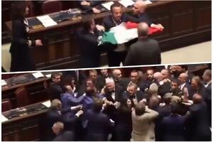 TUČA U ITALIJANSKOM PARLAMENTU: Opozicionar želeo da ministru da zastavu, poslanici krenuli na njega pa ga OBORILI NA POD (VIDEO)