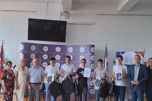 ENERGIJA ZNANJA! U Matematičkoj gimnaziji u Beogradu dodeljene nagrade najboljima na takmičenjima u matematici i fizici (FOTO)