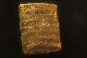 ŠOK OTKRIĆE IZNENADILO ARHEOLOGE! Pronađena kamena tablica koja na sebi ima MISTERIOZNE CRTEŽE i simbole