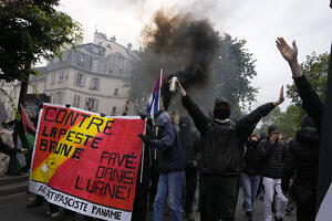 DEMONSTRACIJE PROTIV EKSTREMNE DESNICE ŠIROM FRANCUSKE: Na ulicama više od pola miliona ljudi (FOTO)