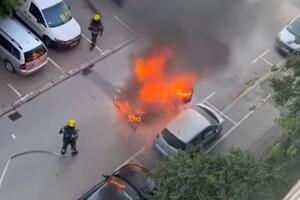 PLAMEN GUTA VOZILO NA PARKINGU U NOVOM SADU: Od auta ostala spržena olupina, vatrogasci se bore sa stihijom (VIDEO)