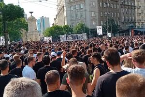 GROBARI ODRŽALI PROTEST PROTIV UPRAVE FK PARTIZAN: Navijači dali ultimatum čelnicima kluba iz Humske!