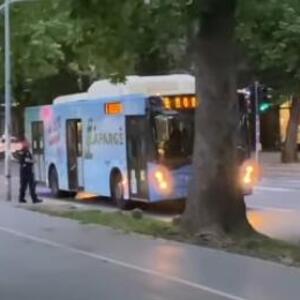 POLICAJCI PRESRELI GRADSKI AUTOBUS! Drama u Novom Sadu: Iz vozila izveli