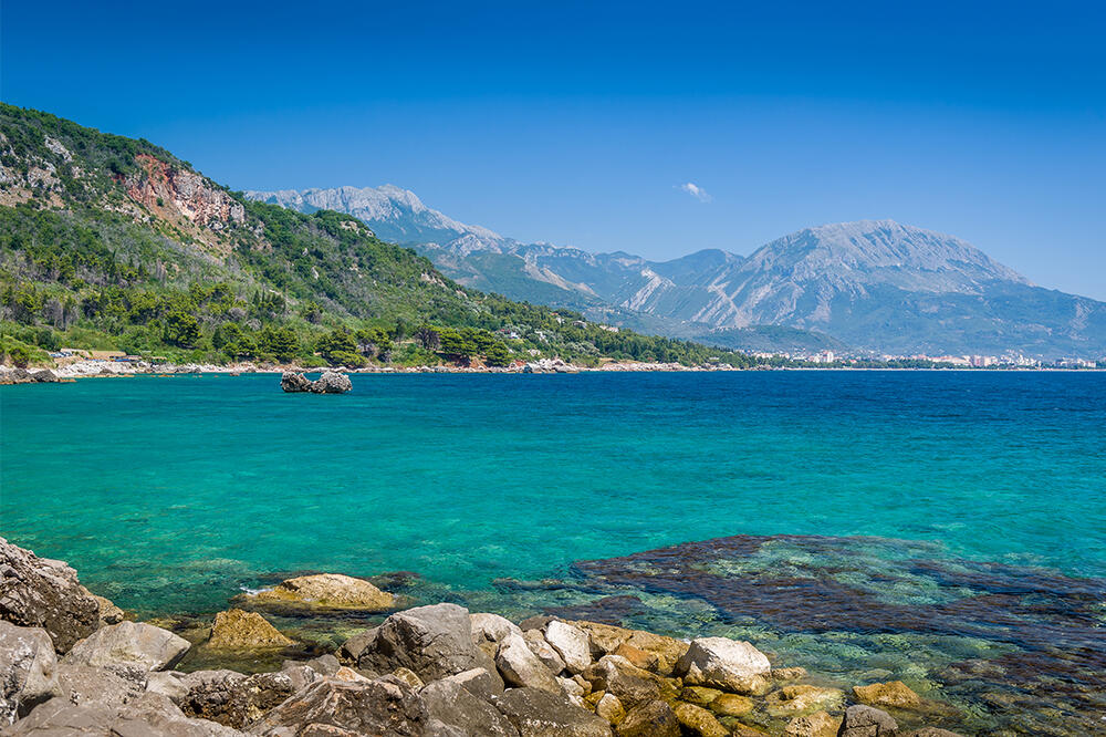 TEMPERATURA MORA U DANU PALA ZA 11 STEPENI Srbi se juče na plažama smrzavali zbog OVE POJAVE - evo gde je voda trenutno LEDENA