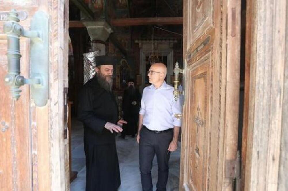 VELIKI JE BLAGOSLOV NALAZITI SE NA OVOM SVETOM MESTU: Premijer Vučević obišao manastirski kompleks sa bratstvom manastira Hilandar