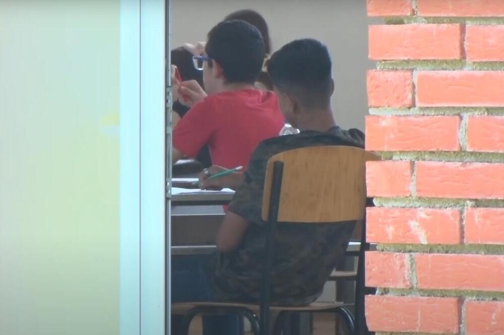 "NADAMO SE UPISU ŽELJENIH ŠKOLA" Đaci osmaci polagali matematiku u Lapljem Selu (VIDEO)