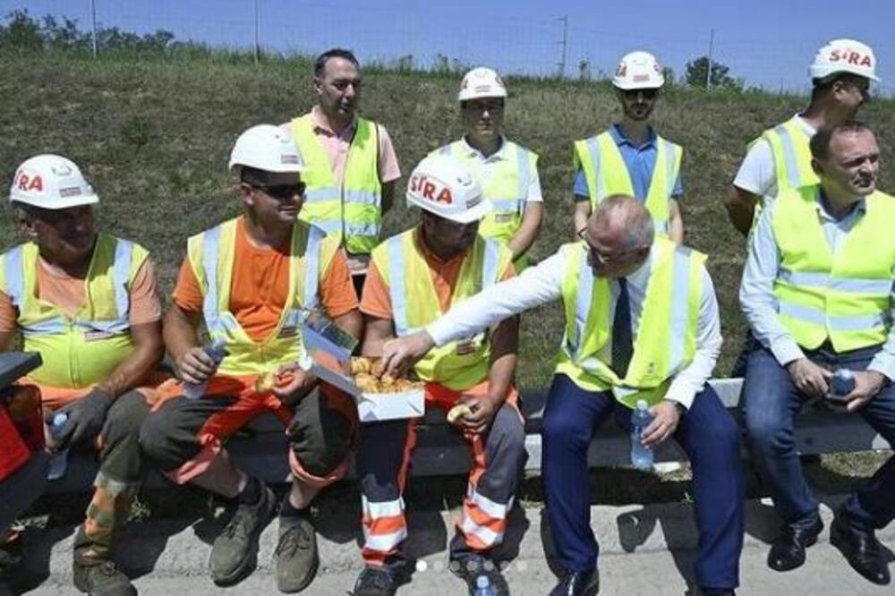 I TO JE TAKO: Ministar Vesić doneo ručak i vodu radnicima na "Milošu Velikom" koji rehabilituju put na paklenim vrućinama (FOTO)