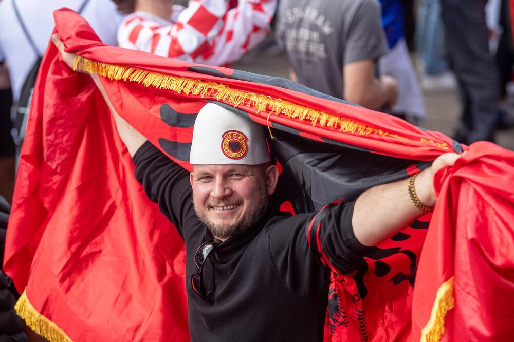 SKANDAL NA MEČU HRVATSKE I ALBANIJE! Simboli TERORISTIČKE "OVK" dominiraju stadionom! Da li će UEFA reagovati?!