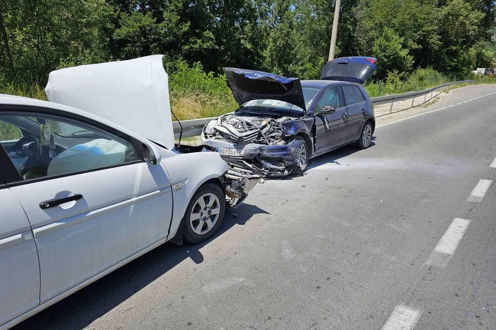 TEŠKA SAOBRAĆAJNA NESREĆA U NOVOM PAZARU: Sumnja se da je vozač zaspao za volanom, došlo do direktnog sudara (FOTO)
