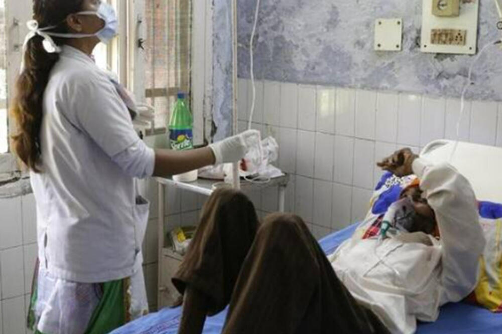 UŽAS U INDIJI: Stradalo najmanje 29 osoba, a više od 100 se nalazi u bolnici nakon trovanja NELEGALNIM ALKOHOLOM