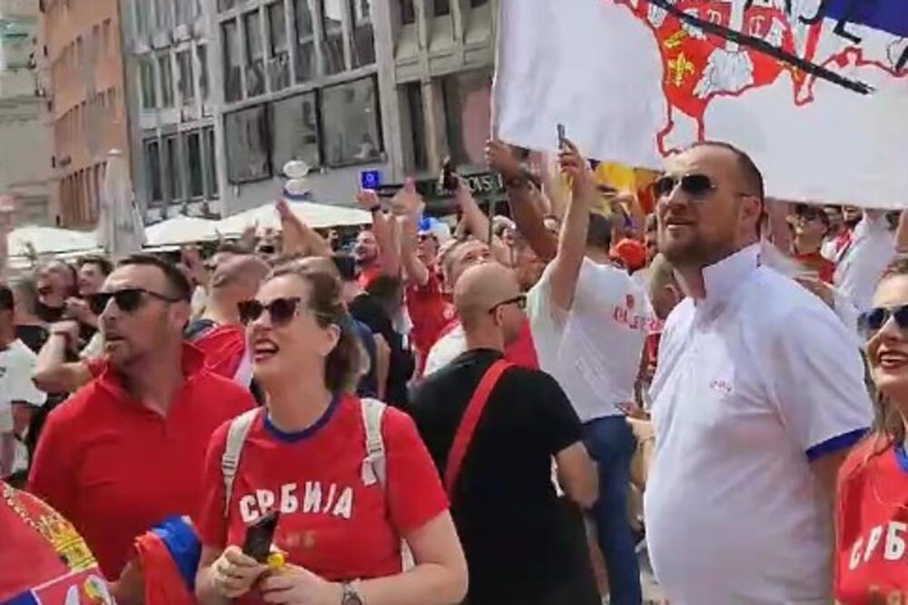 "IZAĐI MALA, IZAĐI MALA, IZAĐI BAR NA ČAS" Pa, ovo je HIT: Navijači Srbije napravili SPEKTAKL u Minhenu! Snimak obišao PLANETU!