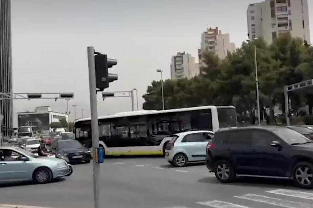 KOLAPS ŠIROM SPLITA: Nakon nestanka struje semafori prestali sa radom, zbunjeni vozači napravili HAOS U RASKRSNICI (VIDEO)