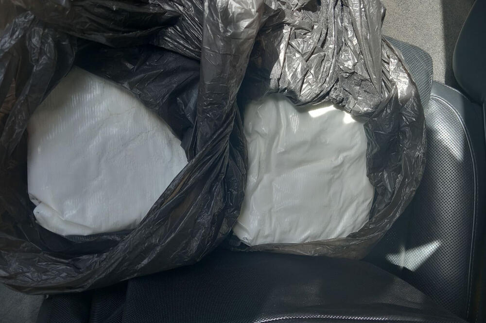 POLICIJA U SREMSKOJ MITROVICI ZAUSTAVILA "AUDI" PA SE ŠOKIRALI! Vozač na zadnjem sedištu imao više od 2 kilograma droge (FOTO)