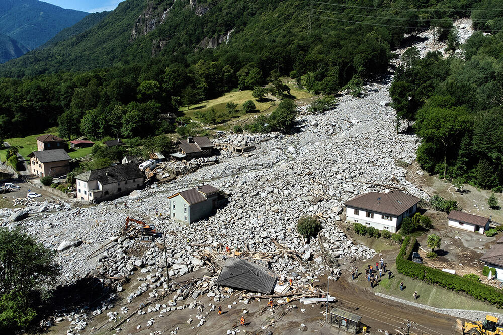 UŽASAVAJUĆA SCENA U ŠVAJCARSKOJ: Odron se sručio na selo u Alpima, naređena hitna evakuacija, spasioci TRAŽE PREŽIVELE (VIDEO)